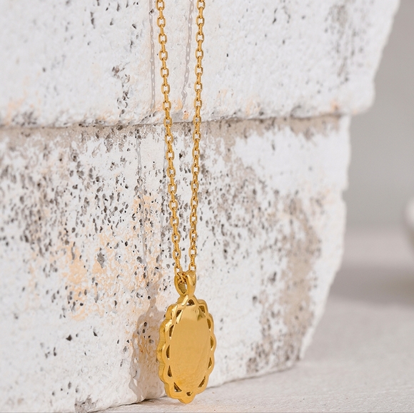 Pretty Flower Pendant Necklace - Picture 3 of 6